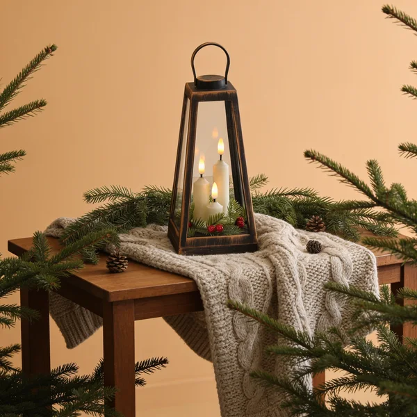 Lampion LED 11 × 11 × 24 cm z trzema świeczkami i stroikiem